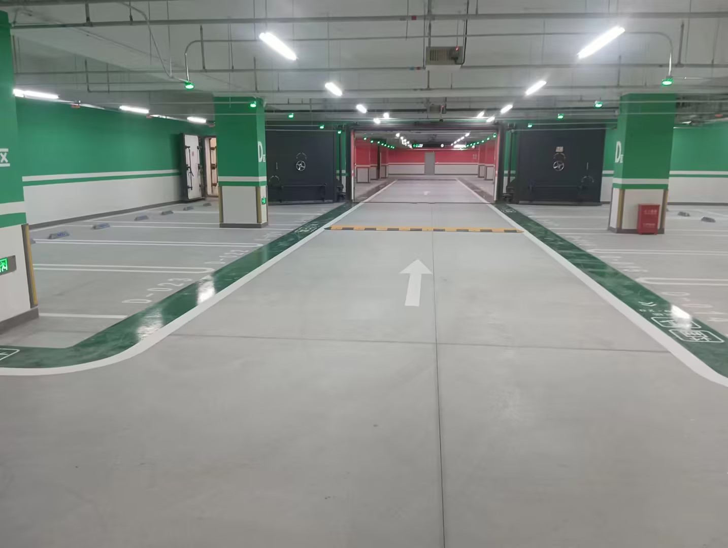 北京城市副中心政府辦公樓停車場(chǎng)